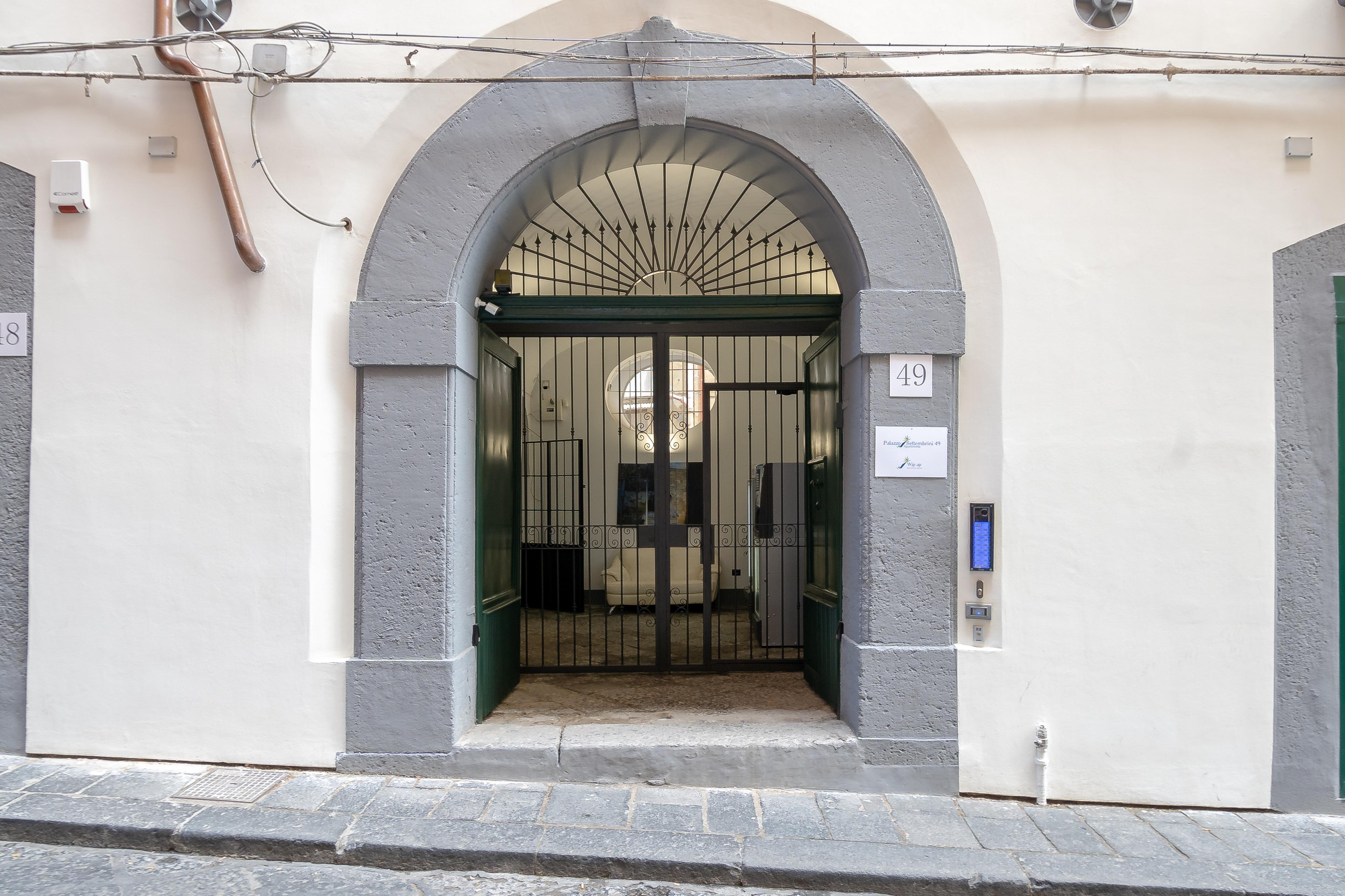 Palazzo Settembrini 49 Aparthotel Napoli Bagian luar foto